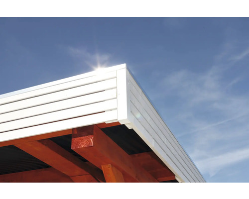 Detailansicht einer Holzpergola mit Sonnenschutzlamellen vor blauem Himmel