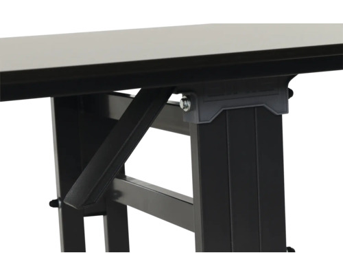 Detailansicht eines Tisches mit Metallbeinen