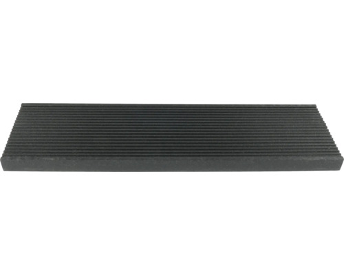 Schwarze Treppenstufe aus Gummi mit gerillter Oberfläche