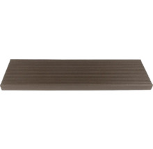 Geriffelte Terrassendiele aus Holz-Polymer-Werkstoff