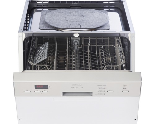 Geöffneter Geschirrspüler mit Geschirrkorb