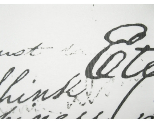 Detailaufnahme eines weißen Stoffes mit schwarzer Schrift