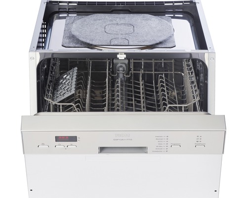 Geöffneter Geschirrspüler mit Geschirrkörben