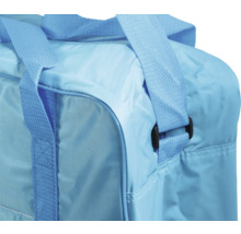 Detailaufnahme einer Reisetasche mit Tragegriffen