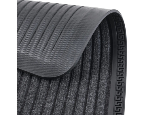 Detailaufnahme einer grauen Fußmatte mit Rillenstruktur