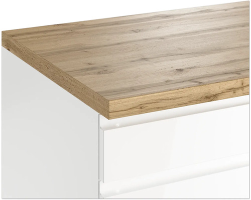 Arbeitsplatte mit Holzstruktur auf einem weißen Unterschrank