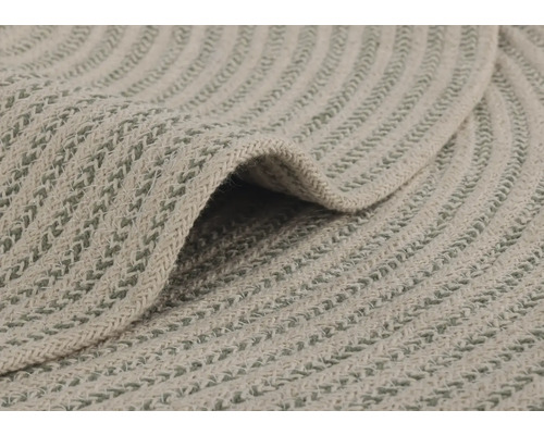 Detailansicht eines runden Teppichs mit geflochtenem Muster