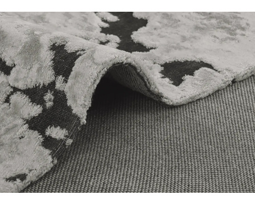 Grauer Teppich mit abstraktem Muster