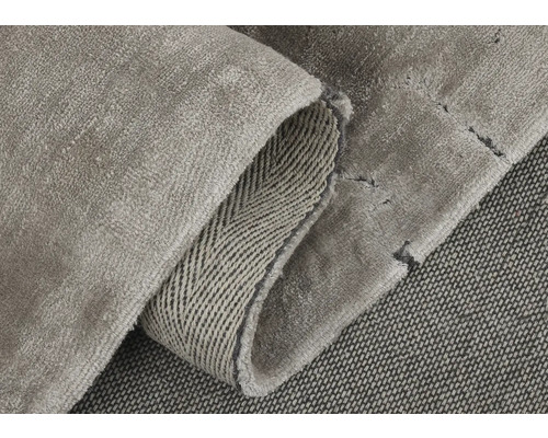 Detailansicht eines grauen Teppichs