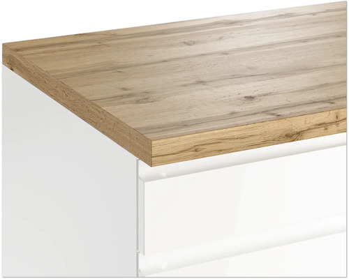 Detailaufnahme einer Arbeitsplatte aus Holz auf einem weißen Möbelstück