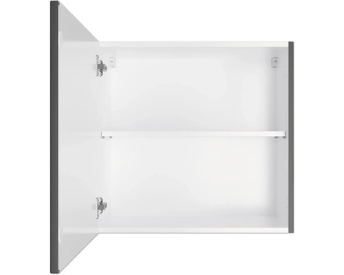 Innenansicht eines geöffneten Badezimmerschranks mit einem Einlegeboden