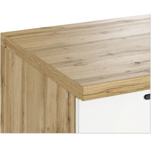 Detailansicht einer Kommode mit einer Holzplatte