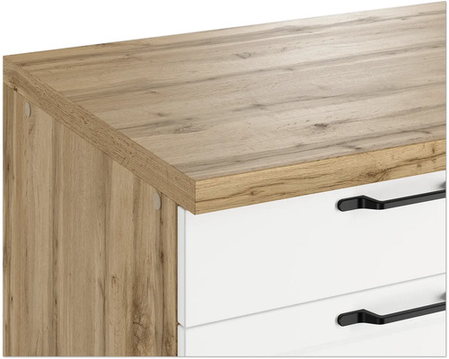 Detailansicht eines Möbelschranks mit Holzoberfläche und weißen Schubladen