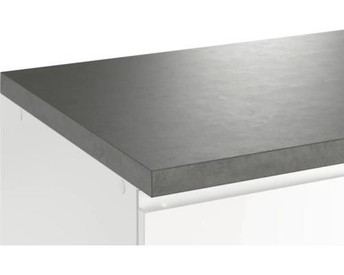 Küchenarbeitsplatte auf weißen Küchenschränken