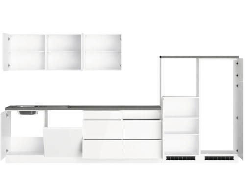 Küchenzeile mit Spüle, Schubladen, Schränken und Regalen