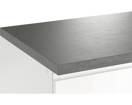 Küchenarbeitsplatte in Betonoptik auf weißem Unterschrank