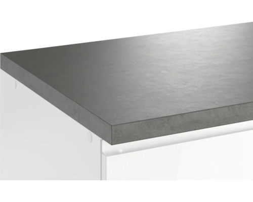 Küchenarbeitsplatte aus grauem Stein auf weißen Schränken