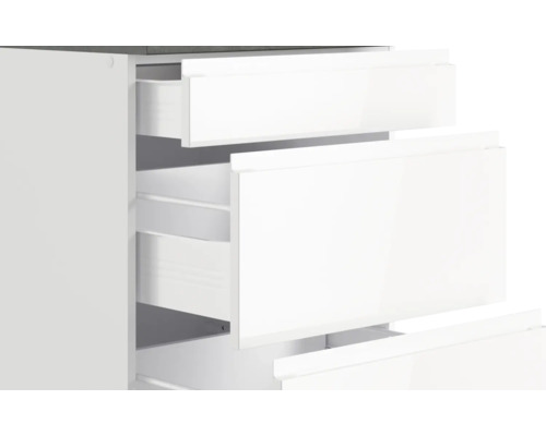 Weißer Schubladenschrank mit geöffneten Schubladen