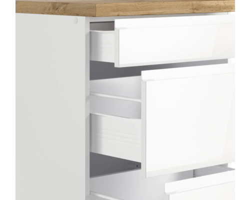 Kommode mit offenen Schubladen und hölzerner Oberseite