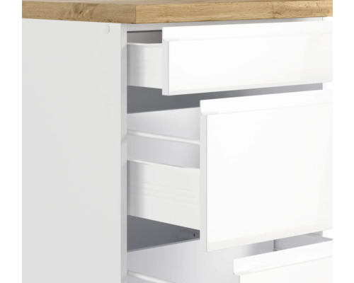 Kommode mit offenen, weißen Schubladen und Holzplatte