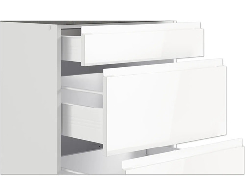 Detailaufnahme eines Badezimmerschranks mit offenen weißen Schubladen