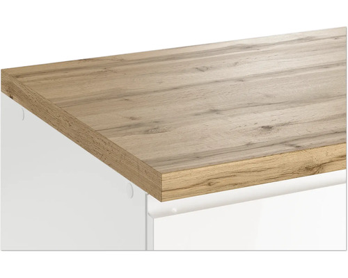 Detailansicht einer Arbeitsplatte mit Holzdekor auf einem weißen Schrank