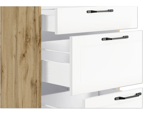 Detailansicht eines Schranks mit offenen, weißen Schubladen und Griffen