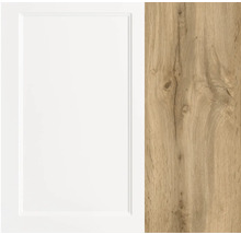 Küchenfront mit Holzdekor und weißer Tür
