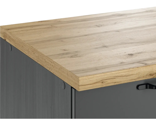 Detailaufnahme einer Kommode mit hölzerner Arbeitsplatte und grauen Schubladen