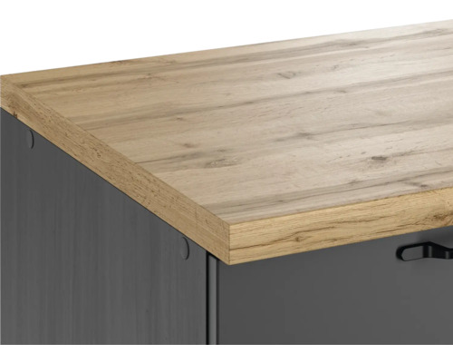 Detailaufnahme einer Kommode mit Holzplatte