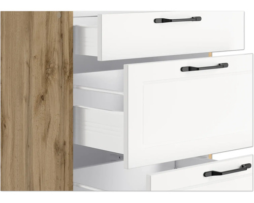 Schrank mit offenen weißen Schubladen und schwarzen Griffen