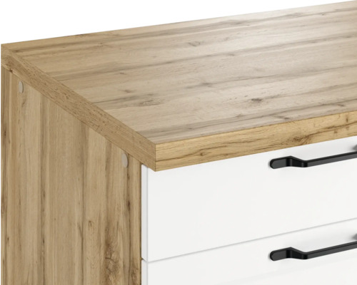 Detailaufnahme eines Kommodenmöbels mit Holzstruktur und Schubladen