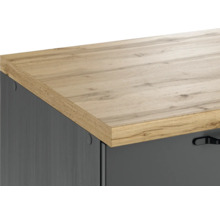 Detailansicht eines Schranks mit Holzplatte