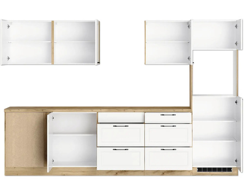 Küchenzeile mit offenen Schränken und Schubladen