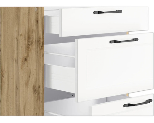 Kommode mit offenen Schubladen und schwarzen Griffen