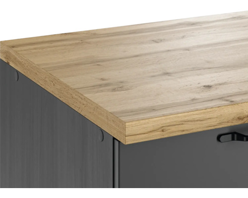 Detailaufnahme eines Schranks mit hölzerner Arbeitsplatte