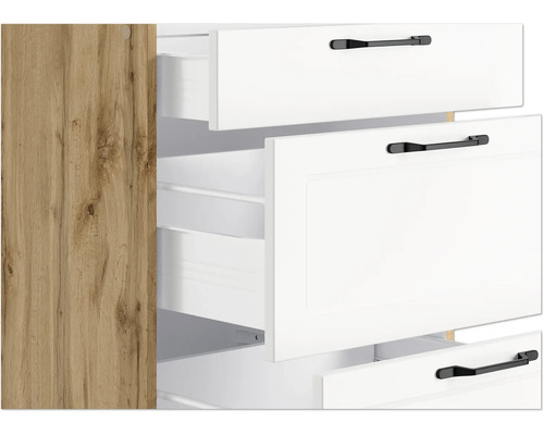 Ausschnitt eines Möbelschranks mit offenen weißen Schubladen und schwarzen Griffen