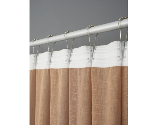 Badezimmer: Duschvorhang an einer Duschstange mit Duschvorhangringen