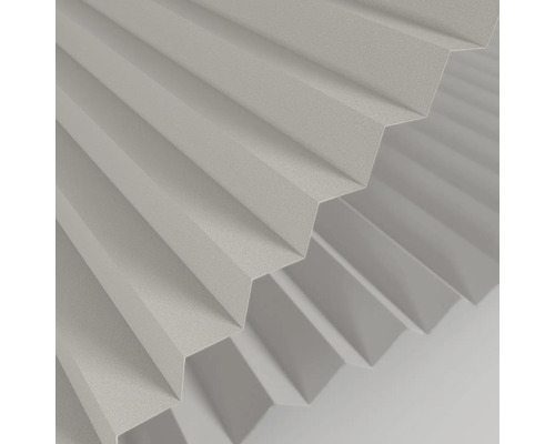 Nahaufnahme einer grauen Plisseejalousie