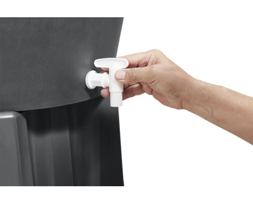 Hand betätigt Wasserhahn an Regentonne