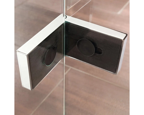 Detailaufnahme einer Glaswinkelverbindung mit Metalleinfassung.