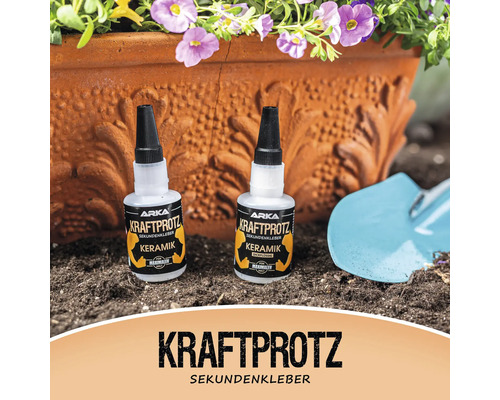 Zwei Flaschen Arka Kraftprotz Sekundenkleber Keramik vor einem Blumentopf und einer Schaufel