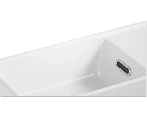 Detailansicht eines Keramikwaschbeckens mit Überlauf