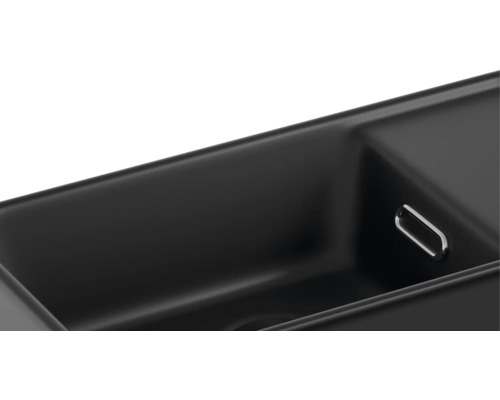 Detailansicht einer schwarzen Küchenspüle mit Überlaufgarnitur