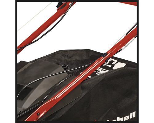 Detailansicht eines Einhell Rasenmähers mit Grasfangkorb und rotem Griff