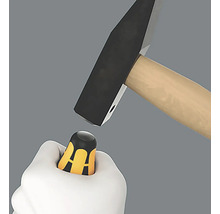 Ein Hammer schlägt auf einen Schraubendreher in einer Hand