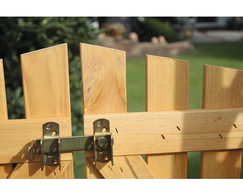 Detailansicht eines Holzzauns mit Riegelverschluss