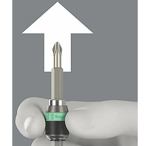 Ein Kreuzschlitz-Schrauberbit mit einer weißen Markierung, der von einer Hand gehalten wird.