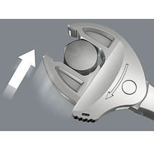 Verstellbarer Schraubenschlüssel im Einsatz mit Pfeilsymbolen zur Drehrichtung