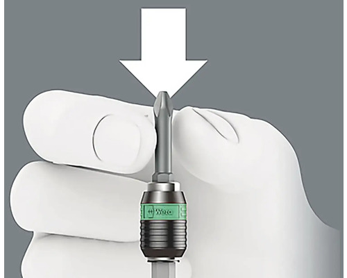 Ein Wera Schraubendreher wird von einer Hand gehalten und mit einem Pfeil nach unten gedrückt.